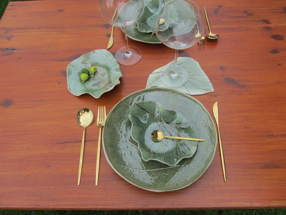 Assiettes impression fougère, coupelles à dessert