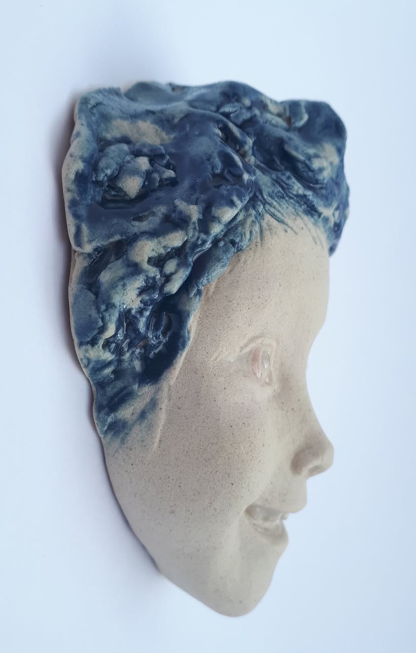 Enfant aux cheveux bleus
