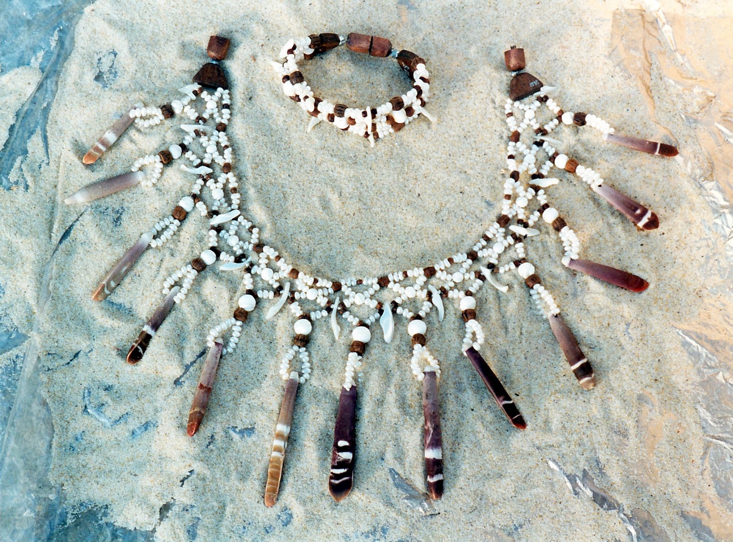 L’air de la Mer -bracelet et plastron sonore, coquillages, perles d’eau douce et bois