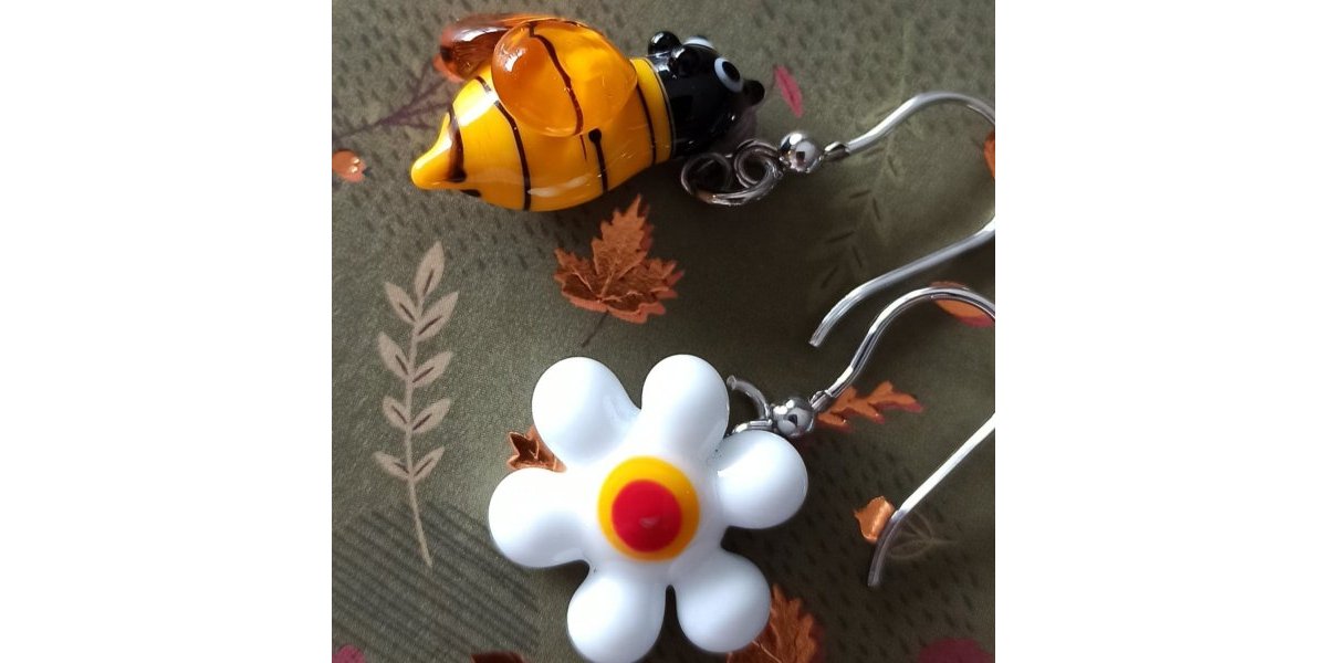 Boucles d’oreilles abeille et fleur verre filé