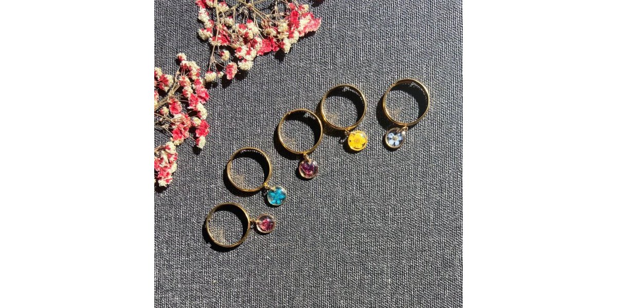 Collection des bagues fines aux fleurs mini