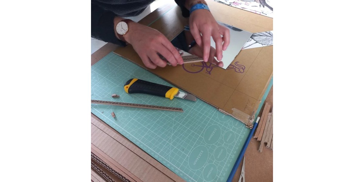 Atelier de création d’objet en carton recyclé (Tabouret, miroir, lampe...)