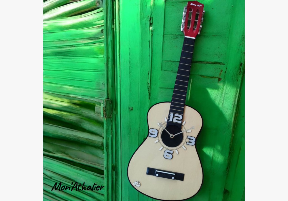 Horloge sur guitare