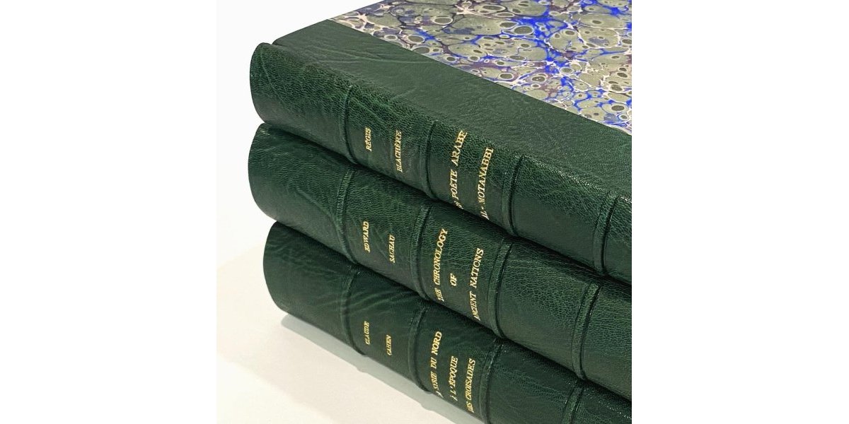 Reliure traditionnelle demi-oasis, plats marbrés main et titrage à l’or 23,6 carats
