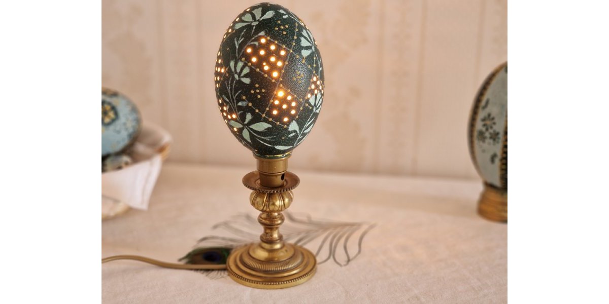 Lampe Oeuf d’Emeu sculpté, gravé, décoré 