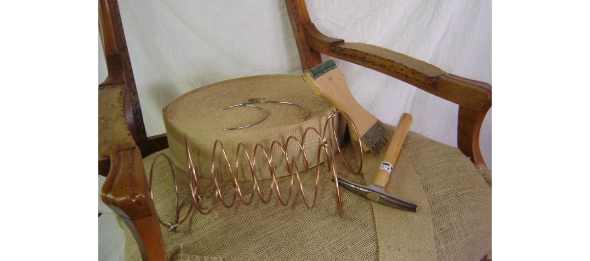 Quelques outils et fournitures du tapissier