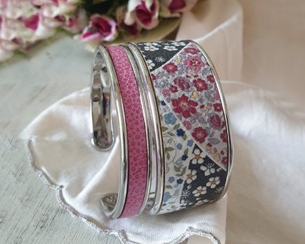 Bracelets cuir hortensia et motif liberty.