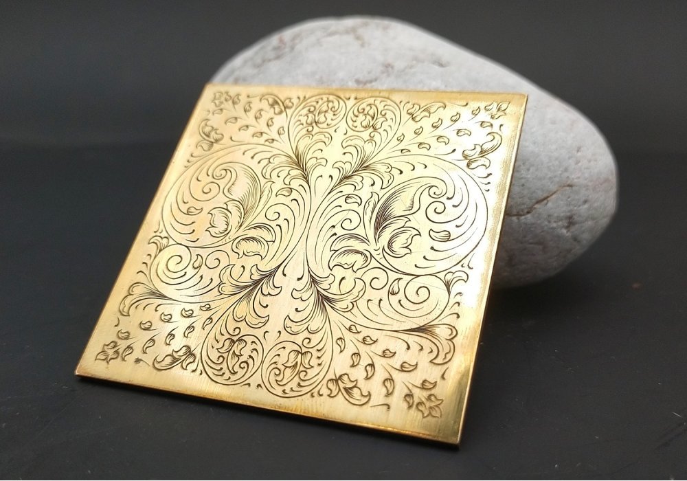 gravure style feuille sur laiton