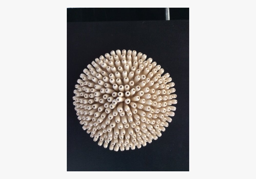sur panneau de bois 30X30 fond noir. fleur faience et email          