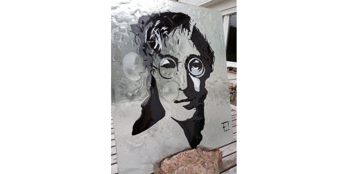 John Lennon : tableau verre fusionné dom 65 cm x 50 cm ép 6 à 12 mm masse 8.5 kg