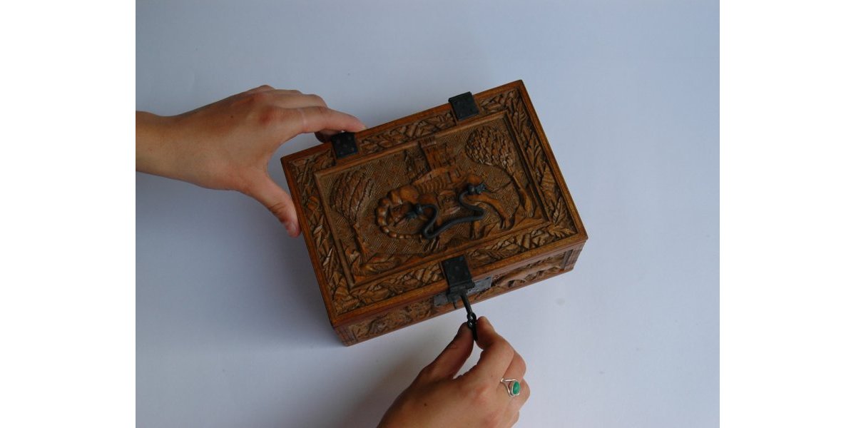 Coffret Minnekäschen, restitution d’un coffret de courtoisie du XVe siècle allemand, érable sycomore et ferrures forgées, 2017