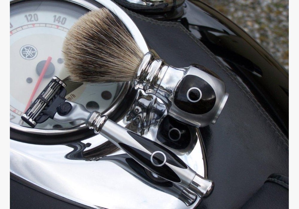 rasoir gillette  blaireau ébène et métal 