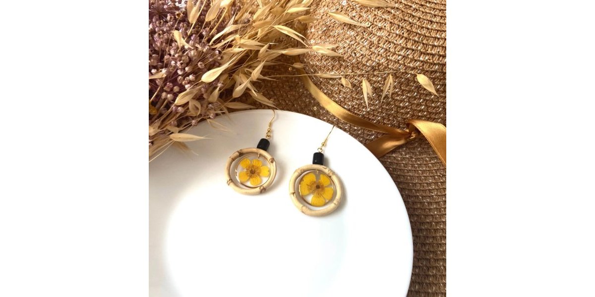 Boucles d’oreilles bohèmes aux boutons d’or