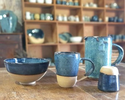 Poteries artisanales bleu de fer