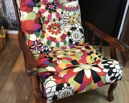 Fauteuil à coussins retapissé