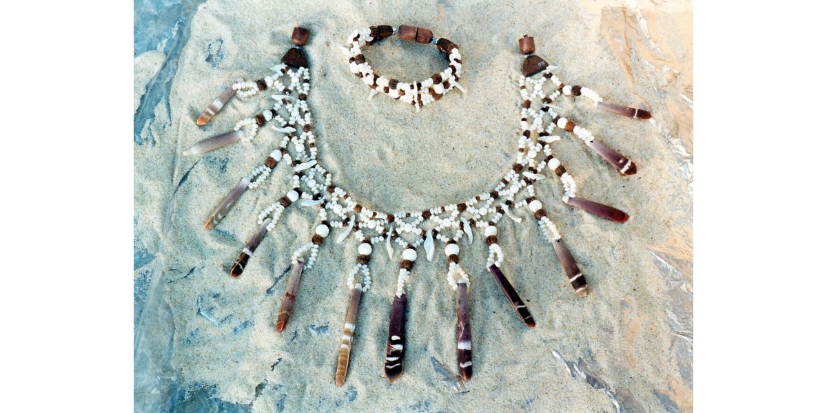 L’air de la Mer -bracelet et plastron sonore, coquillages, perles d’eau douce et bois