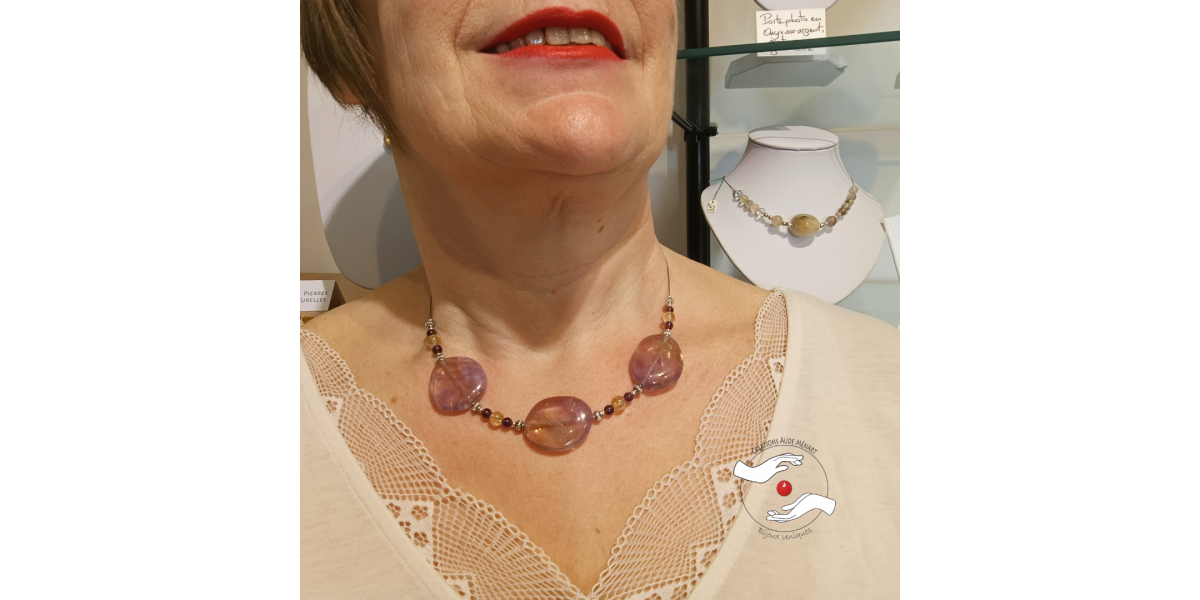 Collier en pierres naturelles&nbsp;: palets en amétrine, améthyste et citrine, sur fil câblé