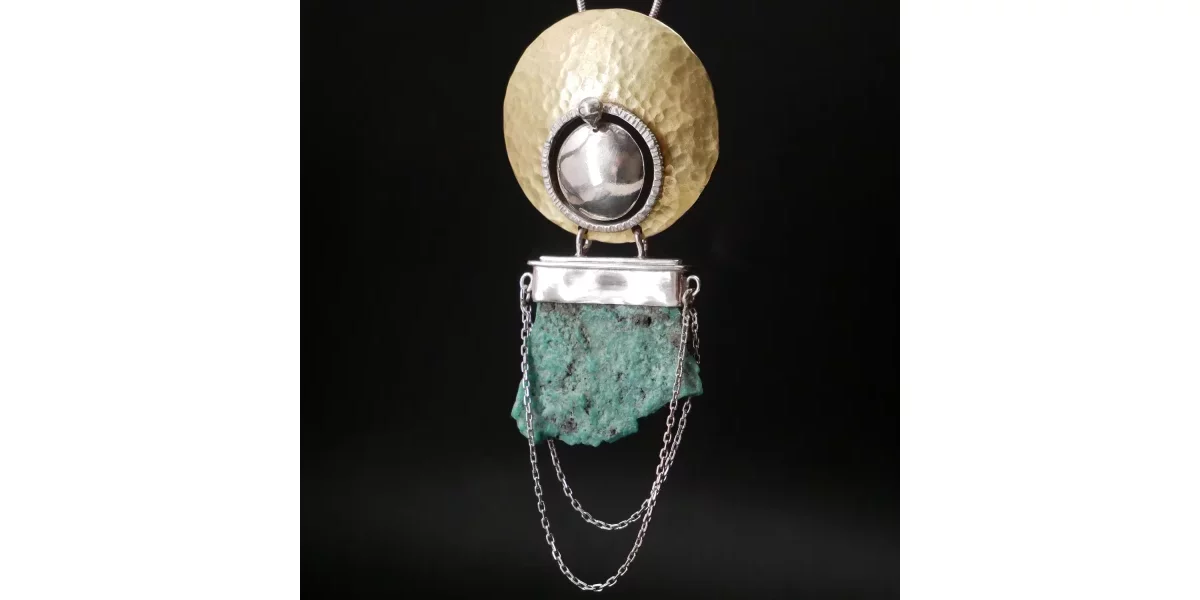 Pendentif en argent, laiton et turquoise brute