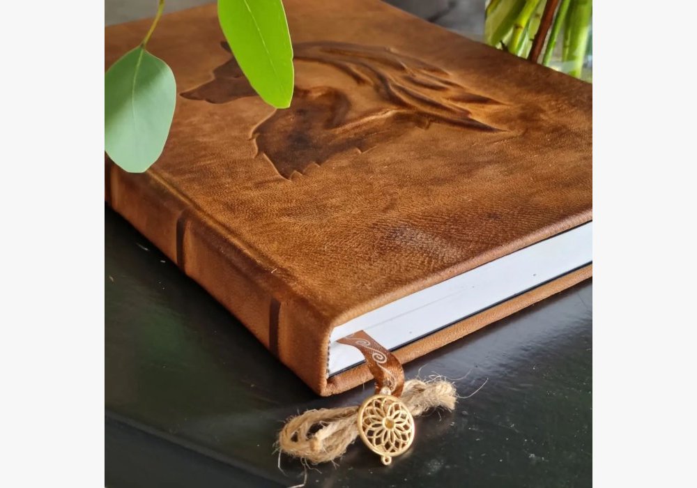 Livre en cuir vierge la femme et le loup