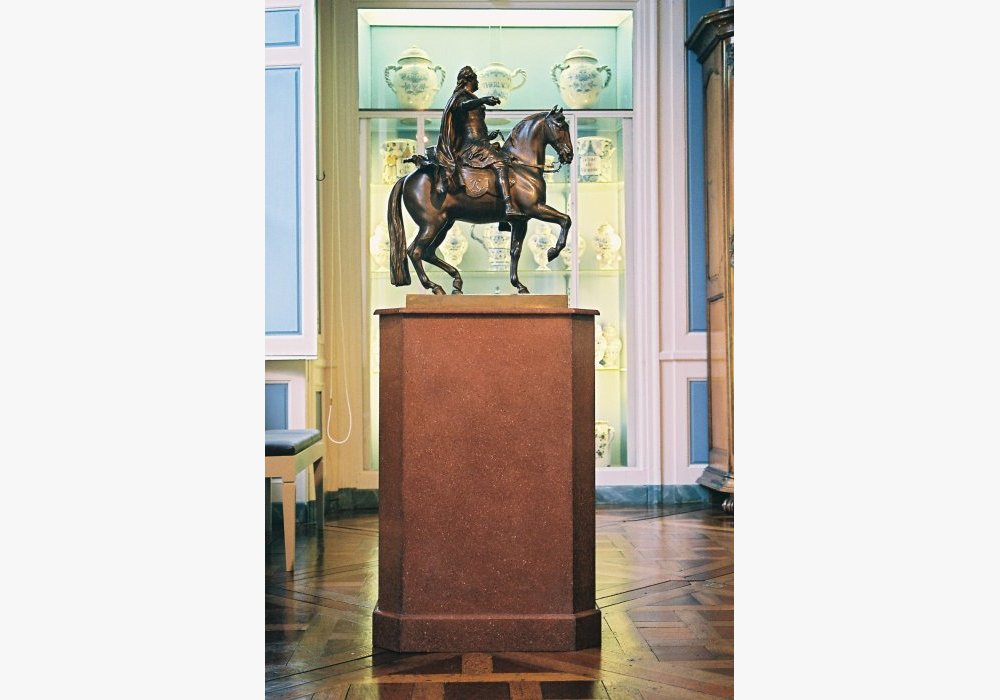 Décor faux porphyre sur un socle en bois (musée des Arts décoratifs Bordeaux)
