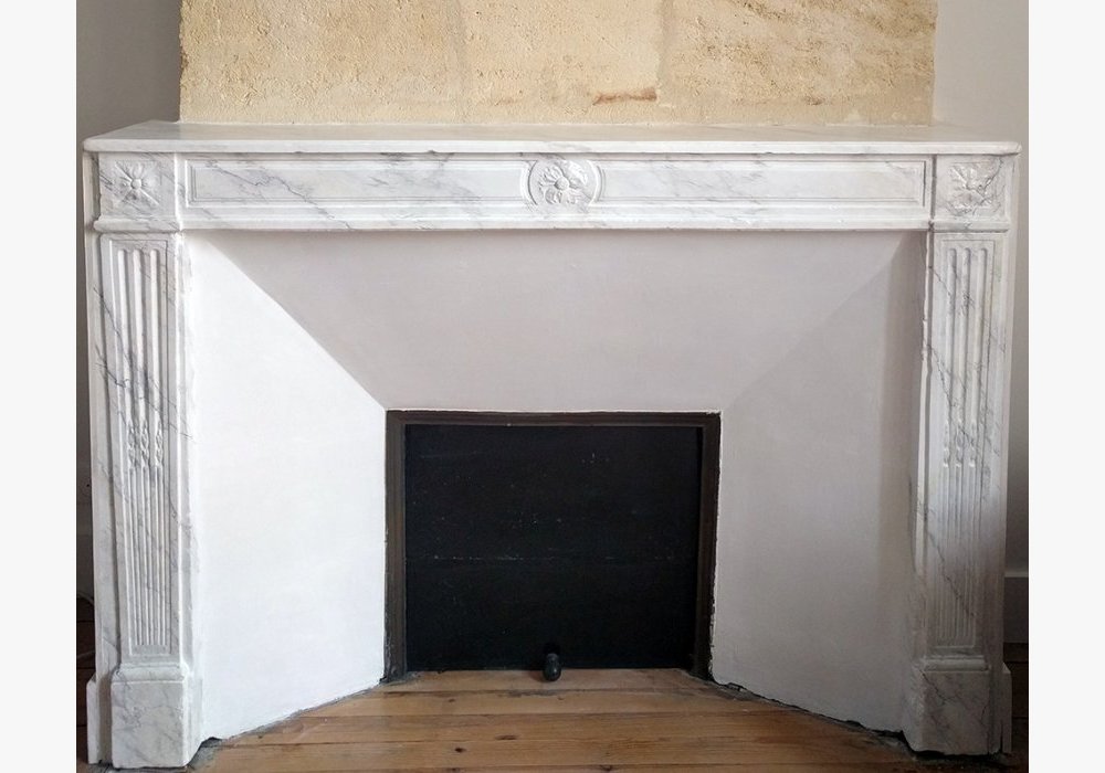 Imitation de marbre blanc veiné sur cheminée