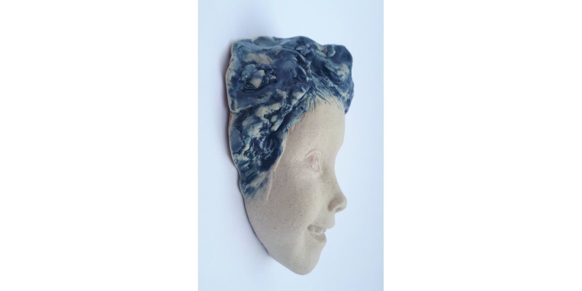 Enfant aux cheveux bleus