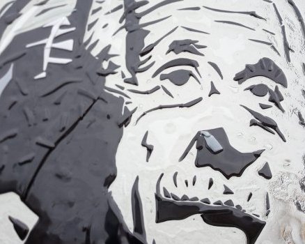 Albert Einstein&nbsp;: tableau en verre fusionné Dim 55 cm x 55 cm ép 6 à 12 mm masse 7kg