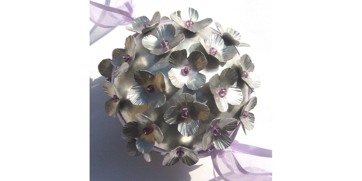 Boule avec fleurs en aluminium 