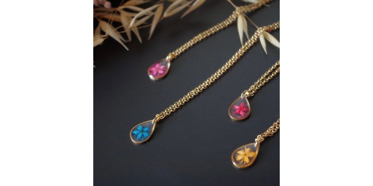 Colliers en fleurs naturelles de symplocos