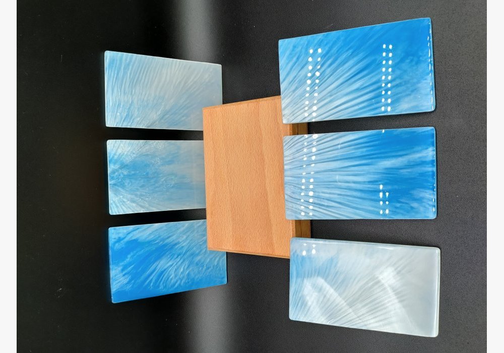 boîte en hêtre et sous verres en résine époxy