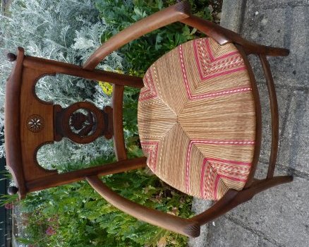 Paillage polychrome symétrique sur fauteuil sympathique