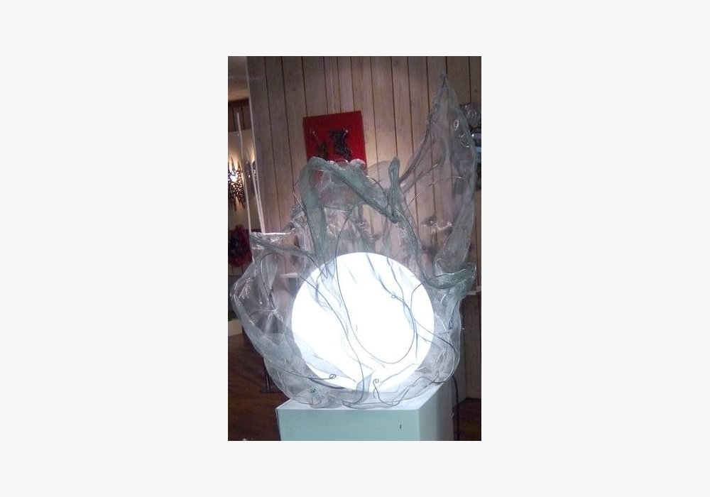 sculpture en voile d’inox et boule lumineuse
