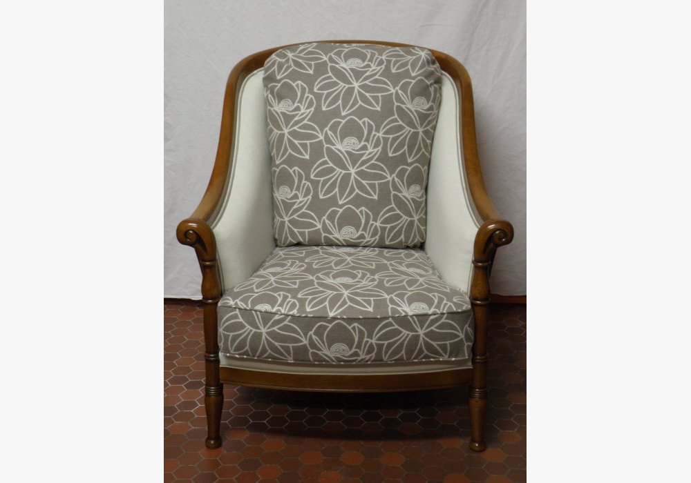 fauteuil confortable recouvert d’un lainage uni et fleuri