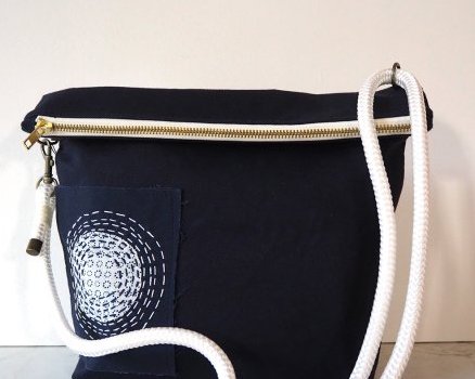 Besace en coton huilé anglais ornée d’une broderie traditionnelle japonaise