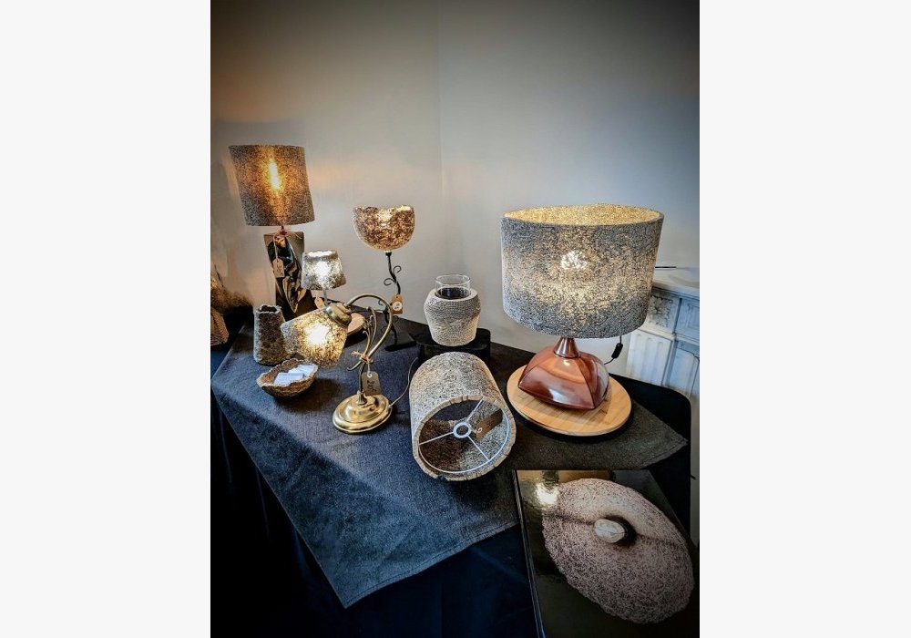 Lampes et abat-jours en dentelle de carton