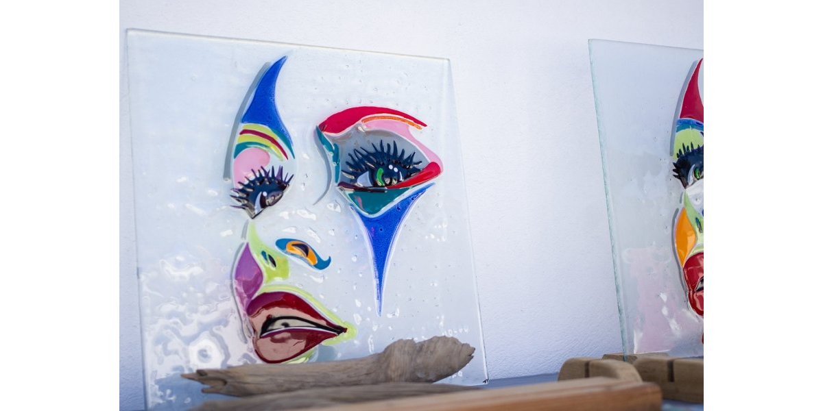 Visages : tableau en verre fusionné, Dim 40 cm x 40 cm ép 15. mm  masse 4.5 kg