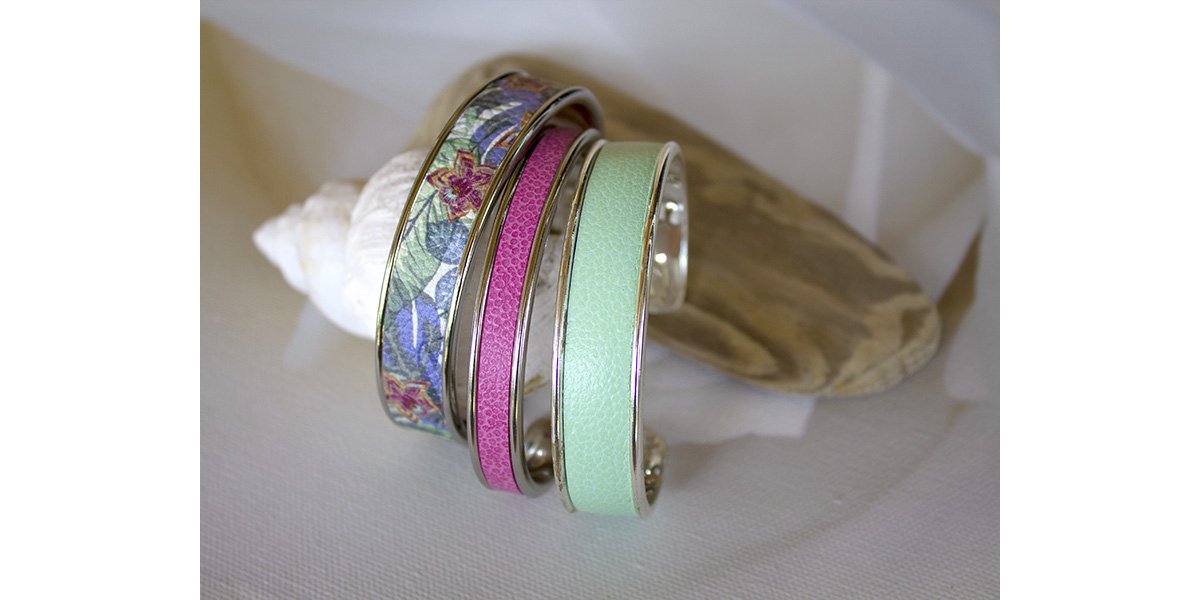 Bracelets cuir motif cattleya, hortensia et pistache.