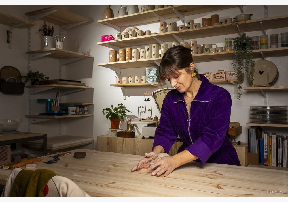 Pétrissage de la terre à l’atelier
