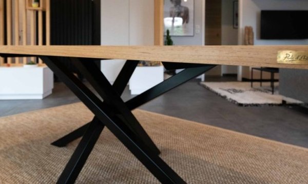 Table en pin massif et piétement thermolaqué noir