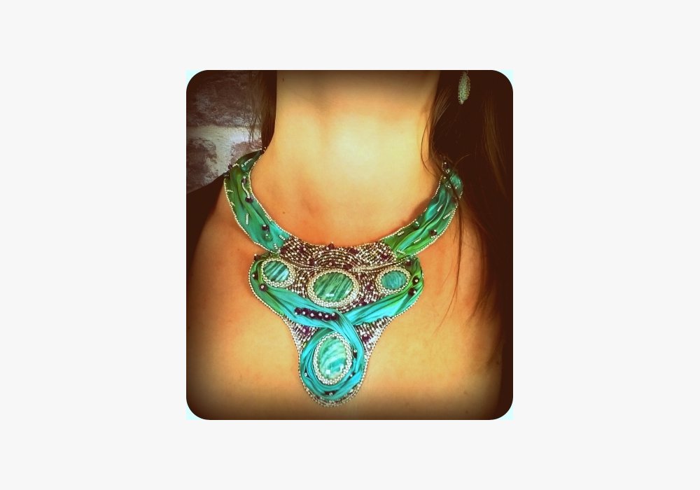 Gaëlle BOUYSSOU - Bijoux sertis à l’aiguille - collier tourbillon pierre et soie