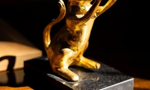Statuette doré or jaune foncé
