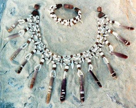 L’air de la Mer -bracelet et plastron sonore, coquillages, perles d’eau douce et bois