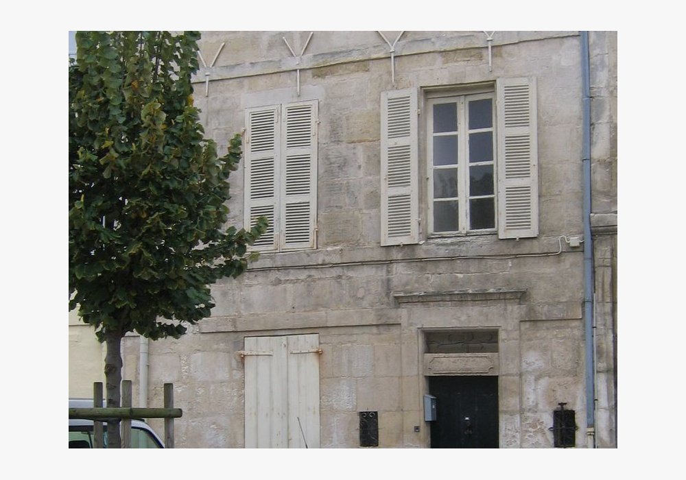 On peut essayer de lire encore, au-dessus de la porte à l’arrière de l’atelier : IMPRIMERIE