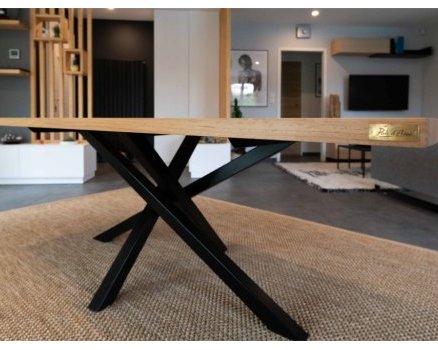 Table en pin massif et piétement thermolaqué noir