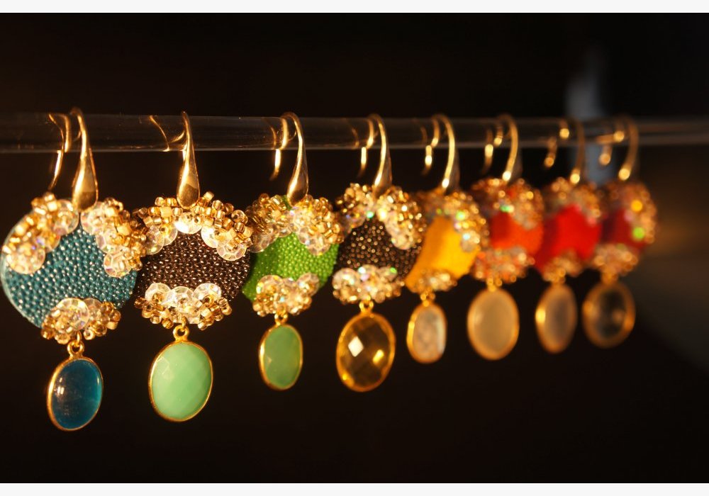 Broderie perlée sur Galuchat.