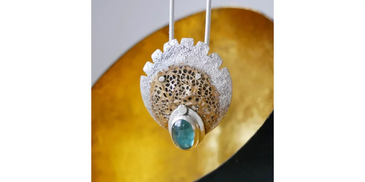 Pendentif en argent, apatite bleue et soie naturelle
