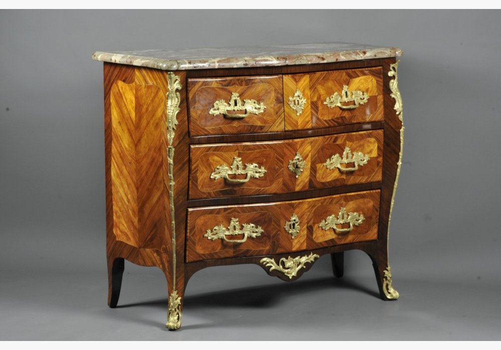 Restauration d’une COMMODE LOUIS XV, ESTAMPILLÉE A.GOSSELIN (en boutique)
