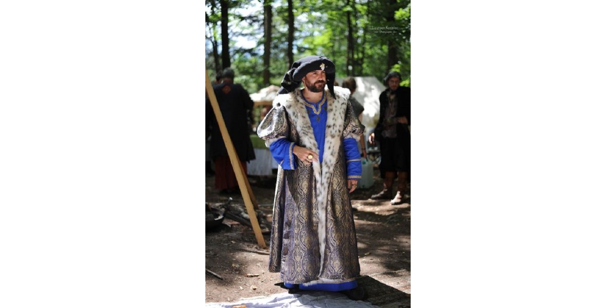 Manteau en brocart (inspiration Tudor)