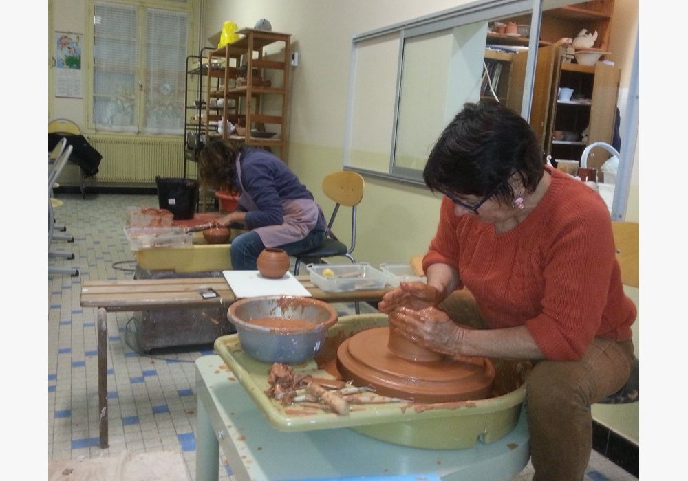 cours poterie à l’école de Corne