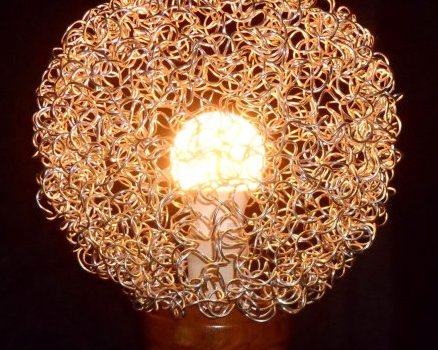 Lampe fil d’alu sur socle bois